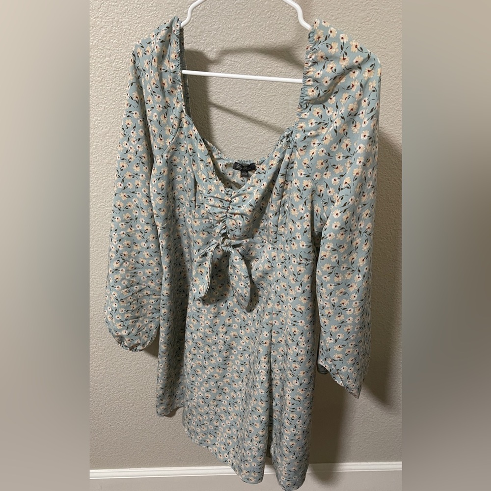 EUC Lily Rose Long sleeve Smocked Bodice in Baby Blue Dress w/ white flowers